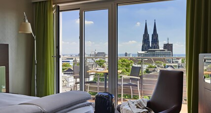 PULLMAN COLOGNE Room Type - Domblick deluxe room with 1 king size bed