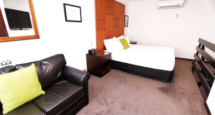 Best Western Plus Goulburn Room Type - Suite-1 King Bed, Non-Smoking, Superior Room, Split Level, Jetted Tub, Living Room Best Western Plus Goulburn Room Type - Suite-1 King Bed, Non-Smoking, Superior Room, Split Level, Jetted Tub, Living Room