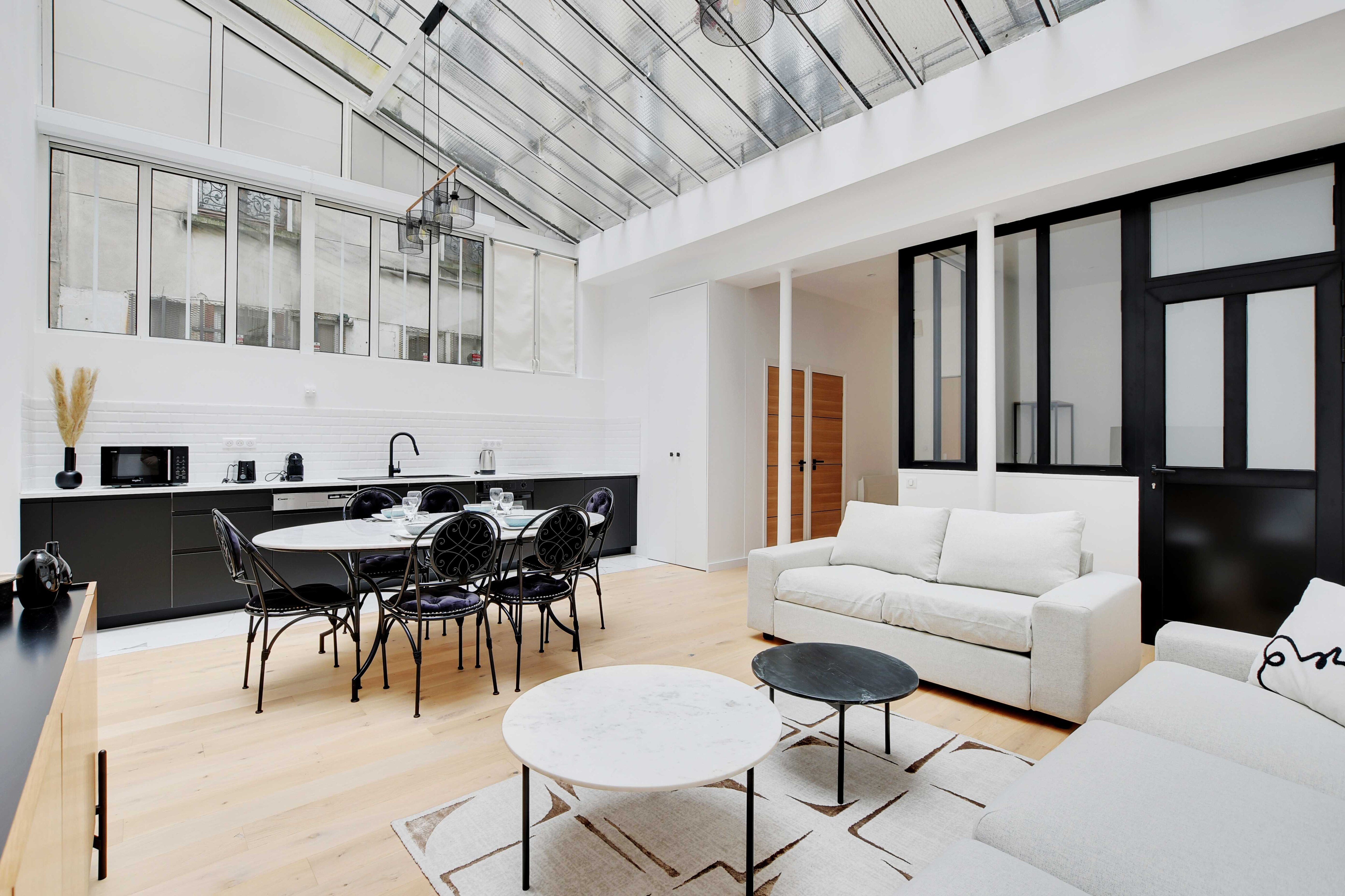Authentique Apartment - 1BR- 2P- Voltaire - Tap to explore photos