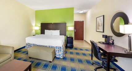 Best Western Plus Pratt Room Type - Suite-1 King Bed, Mobility Accessible, Bathtub, Sofabed, Non-Smoking, Full Breakfast Best Western Plus Pratt Room Type - Suite-1 King Bed, Mobility Accessible, Bathtub, Sofabed, Non-Smoking, Full Breakfast