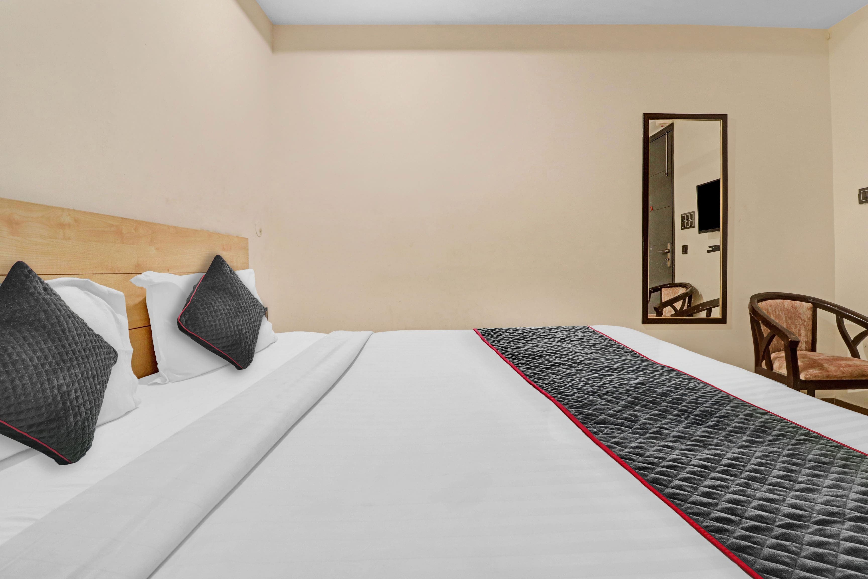 Super Townhouse Rama Hotel - Tap to explore photos