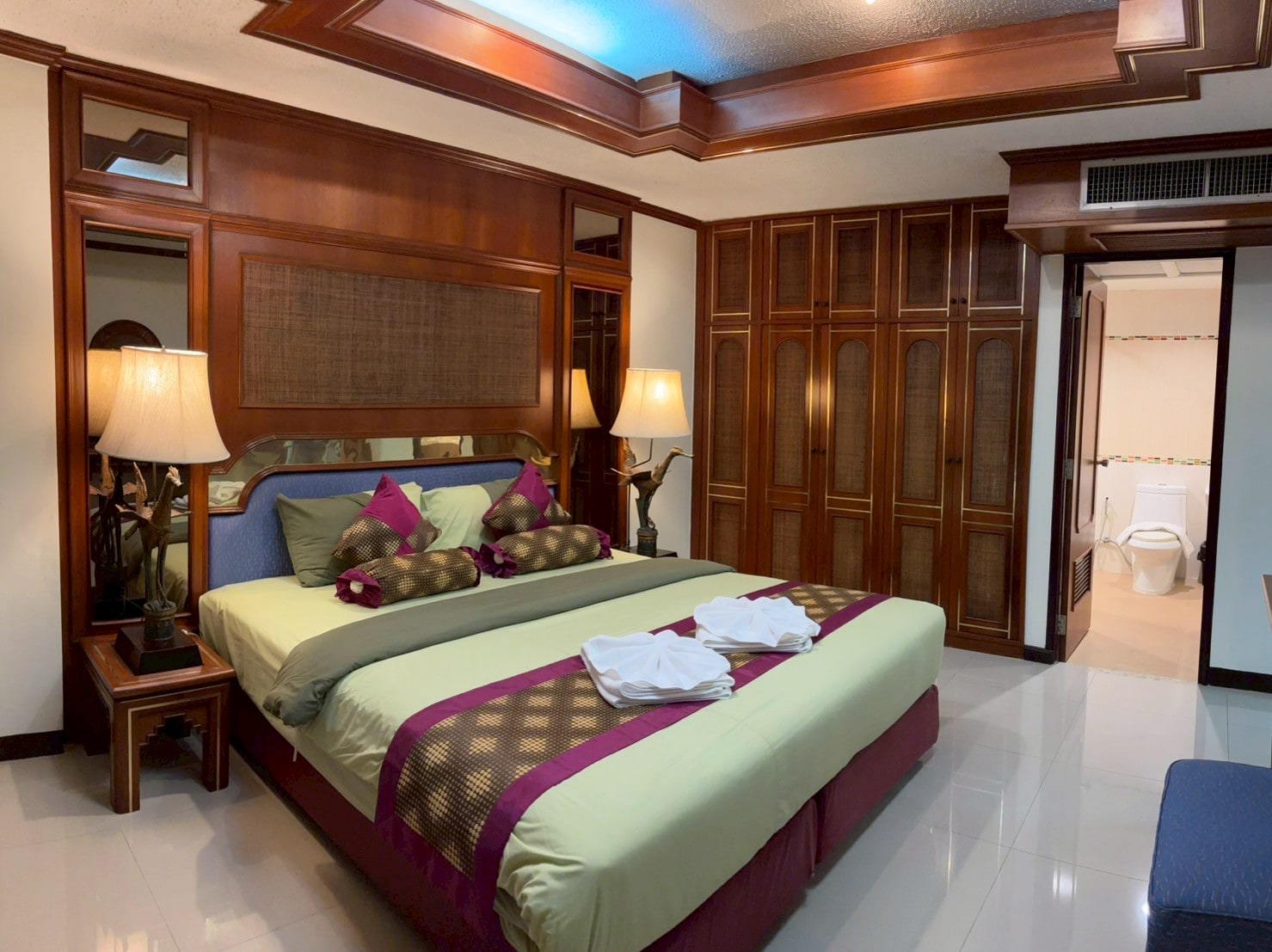 Camelot Hotel Pattaya - Tap to explore photos
