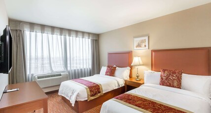 Ramada by Wyndham Flushing Queens Room Type - 2 Double Beds, Bathtub, Non-Smoking