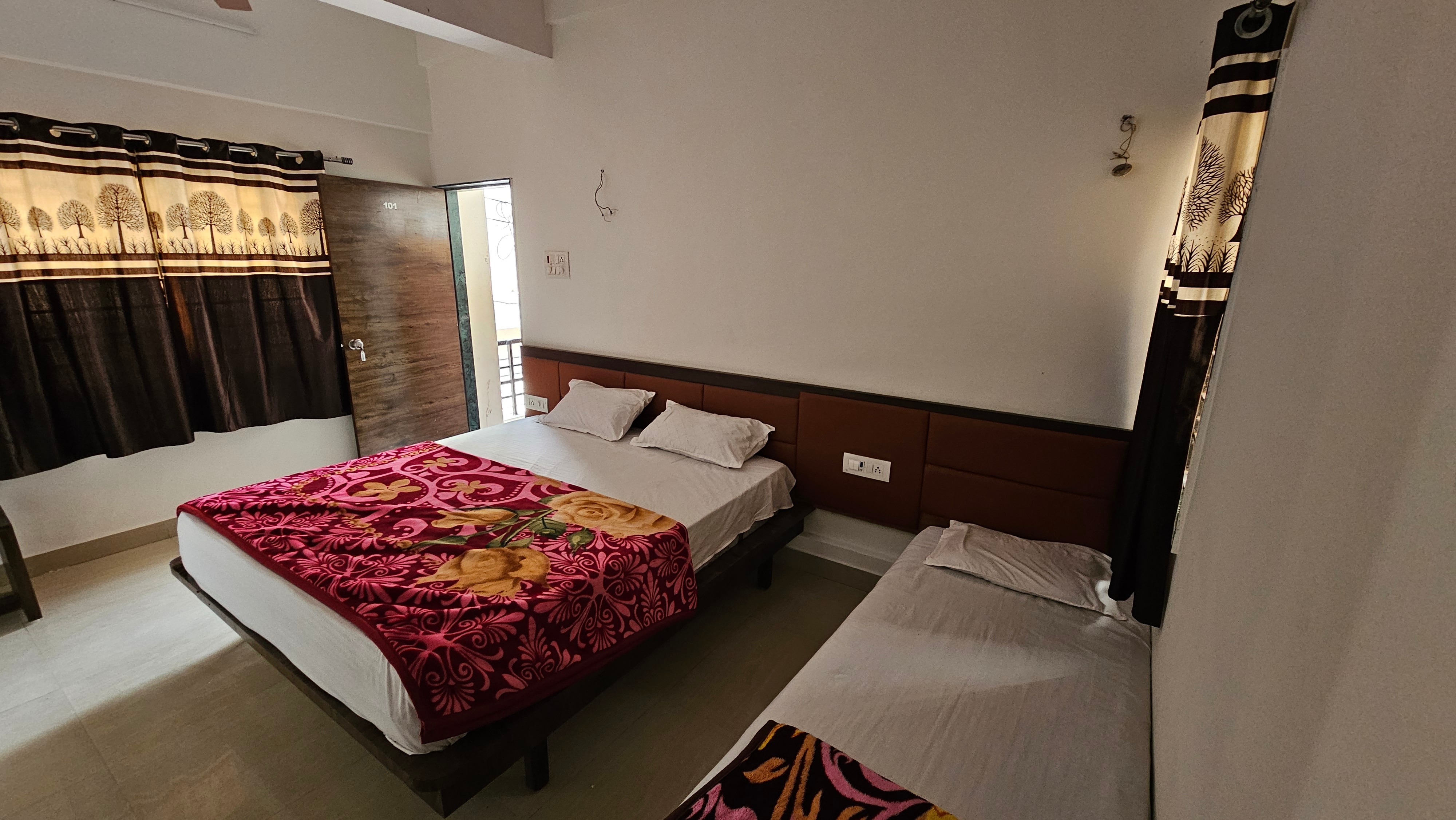 Hotel Lunai Sadan - Tap to explore photos