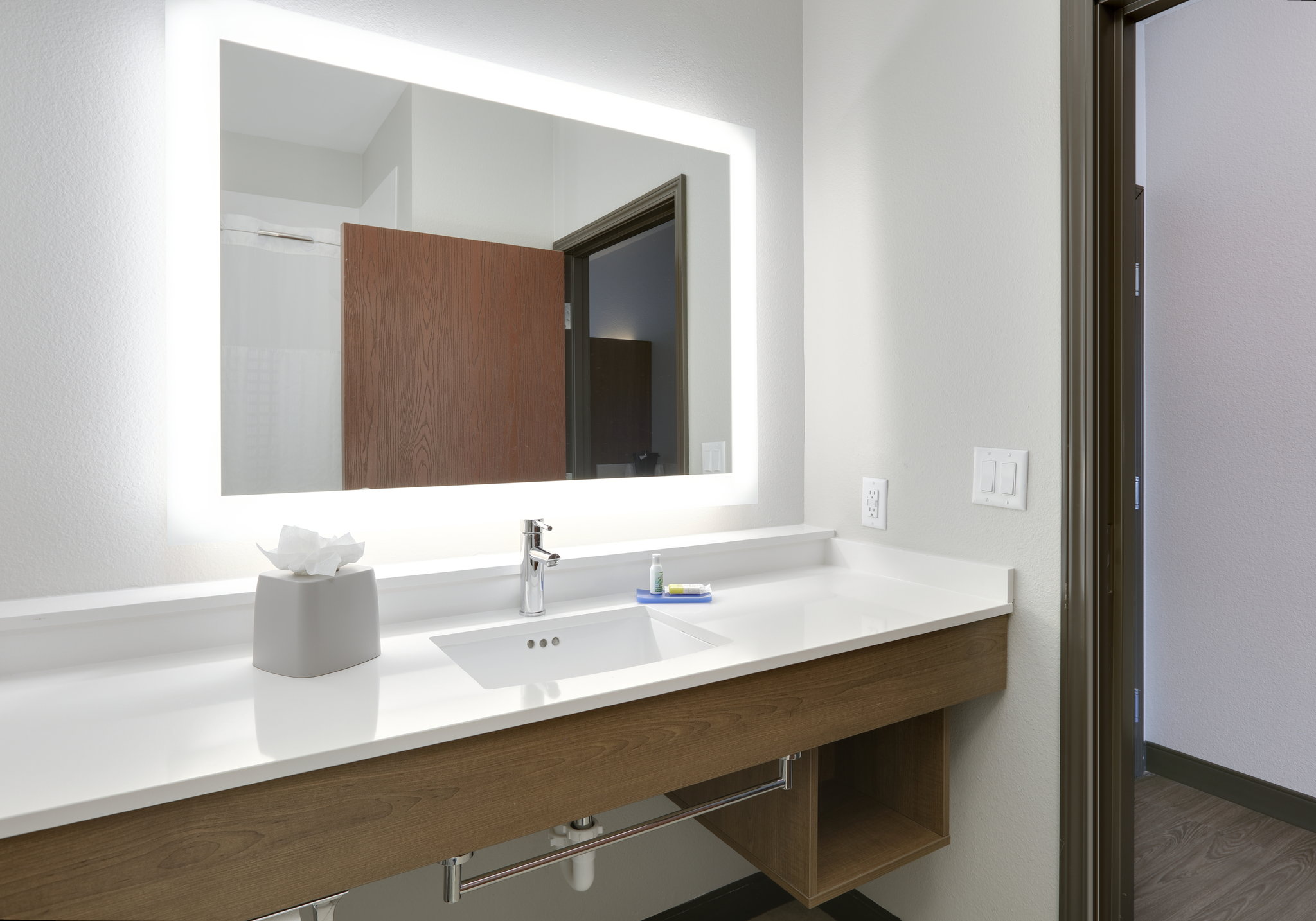 Holiday Inn Express & Suites Denton UNT- Twu - Tap to explore photos