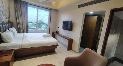 THE WHITE ELEPHANT BOARDING & LODGING Room Type - Deluxe Room with Balcony