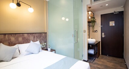 Hotel Calmo Hamilton Room Type - Deluxe Queen Room