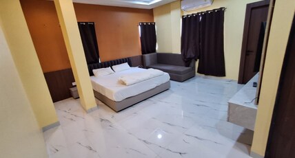 Monto hotel and restaurant Room Type - Elite Room with Balcony King Bed