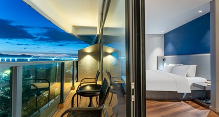 Holiday Inn Express Yichang Riverside Room Type - 1 King Bed Standard Extra Space River Vw