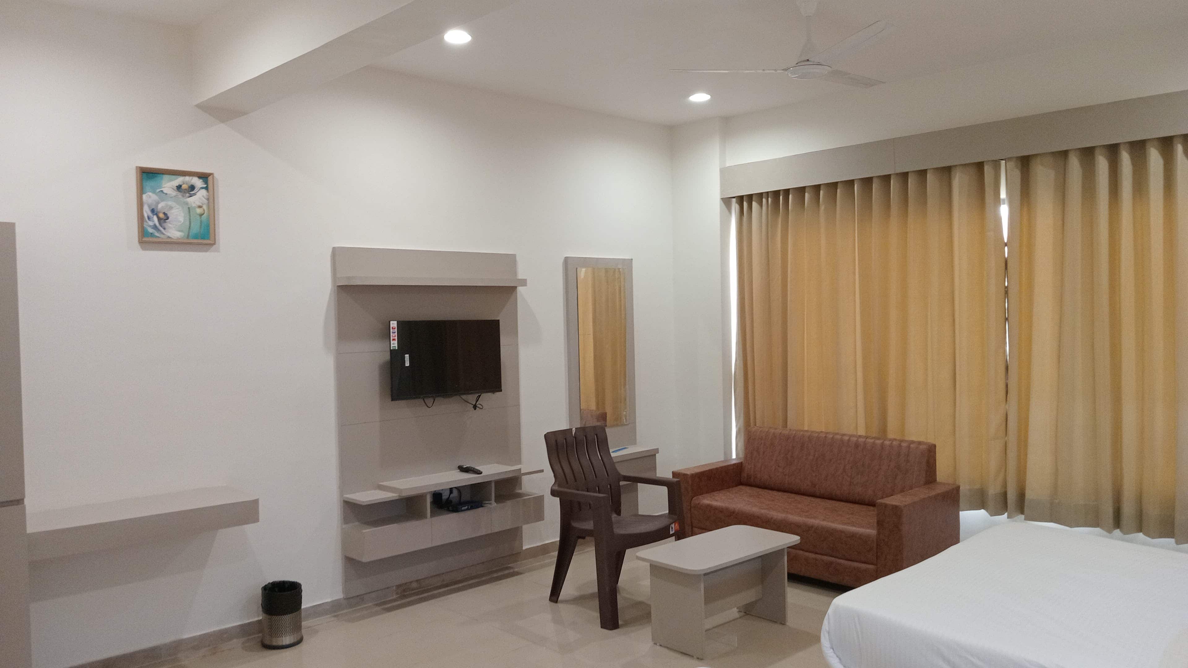 Hotel Royal - Tap to explore photos