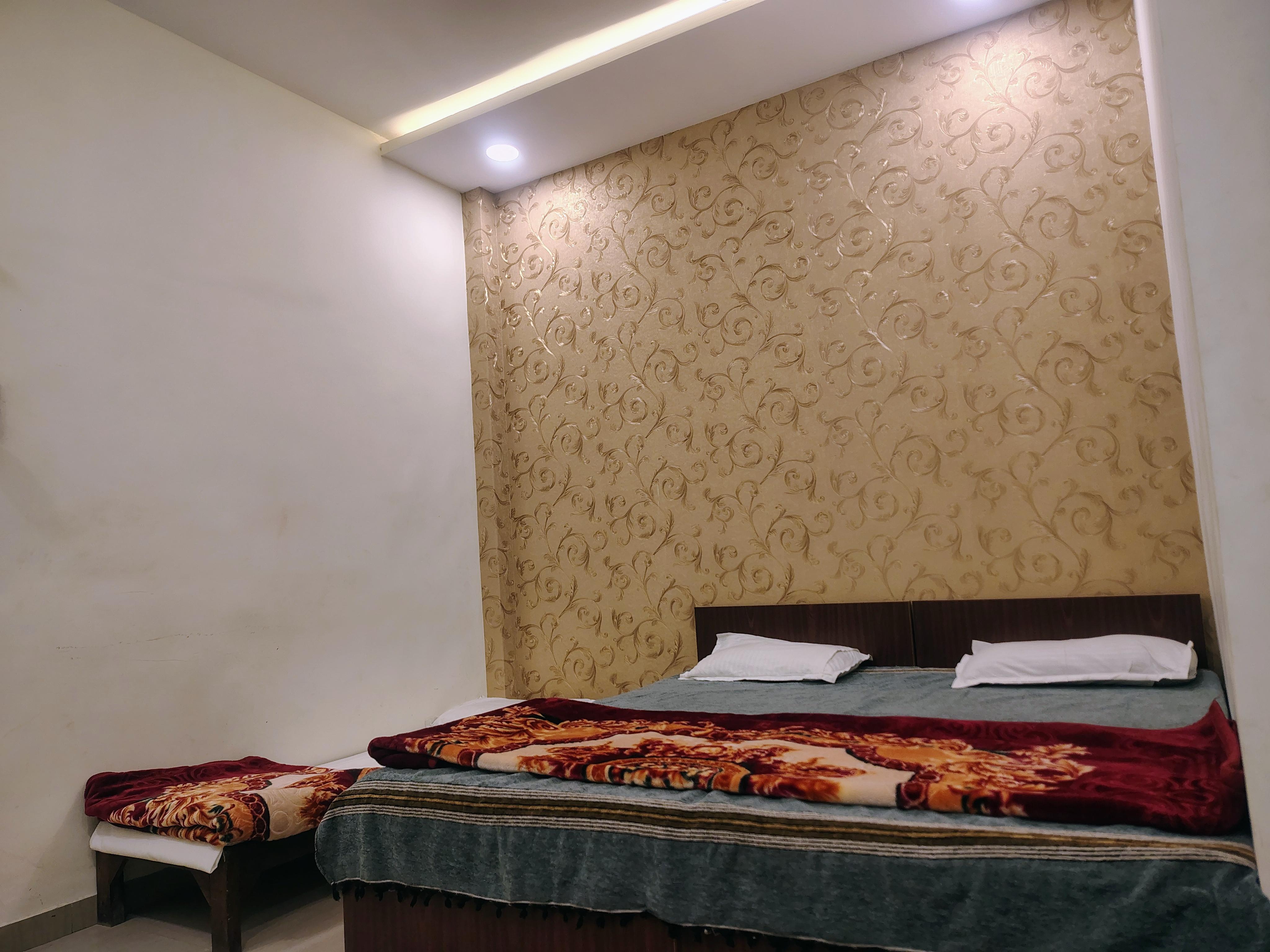 Suk00n Stays Premium Ac room Parking KV 3 Km - Tap to explore photos