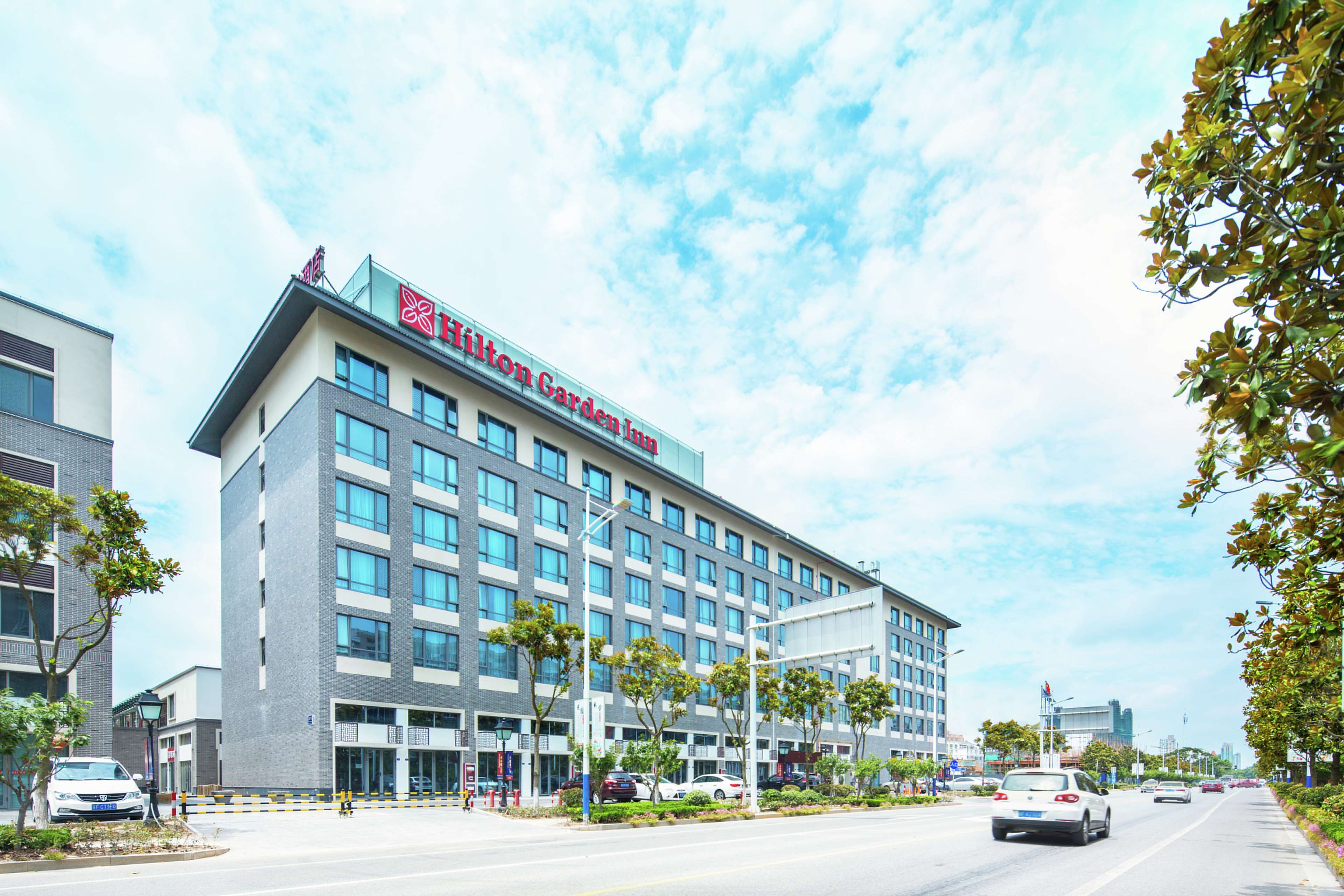 Hilton Garden Inn Qidong - Tap to explore photos