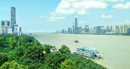 Holiday Inn Wuhan Riverside, an IHG Hotel Room Type - 1 King Deluxe River view room Holiday Inn Wuhan Riverside, an IHG Hotel Room Type - 1 King Deluxe River view room