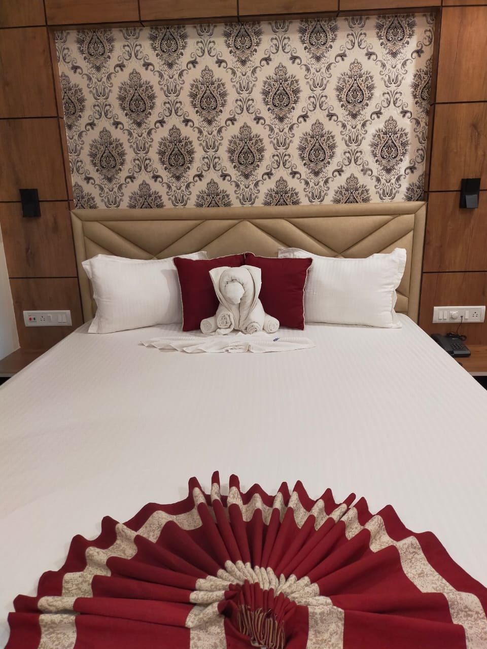 Monalisa Inn - Tap to explore photos