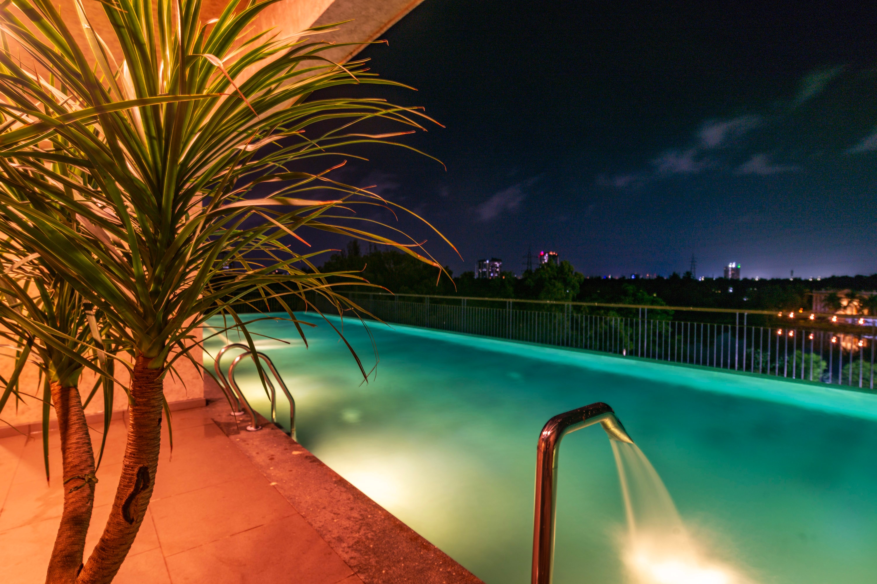 Crescent Luxe Stayz - Tap to explore photos