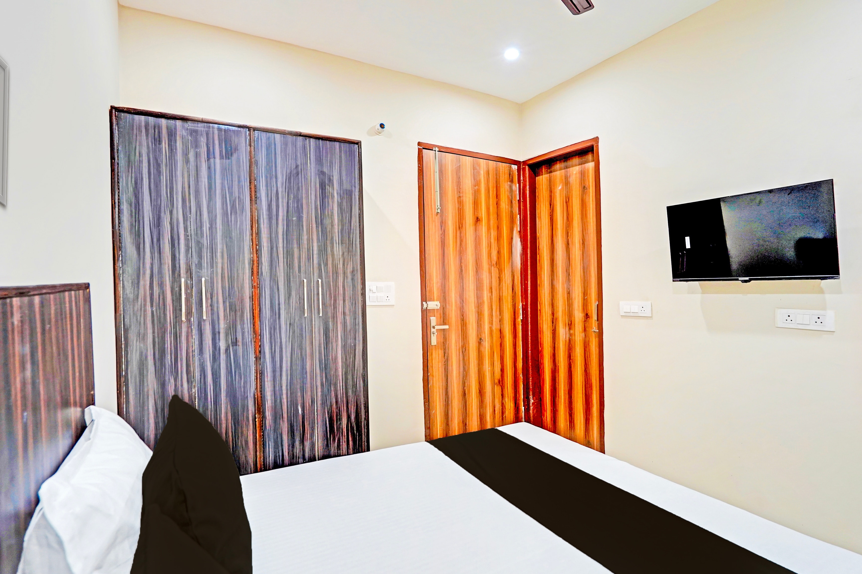 Super Hotel O Shree Jee Inn Guest House - Tap to explore photos