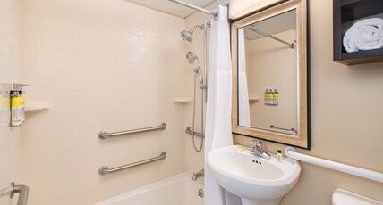 Staybridge Suites SAVANNAH HISTORIC DISTRICT, an IHG hotel Room Type - 2 Double Studio Suite Mobil Access Tub