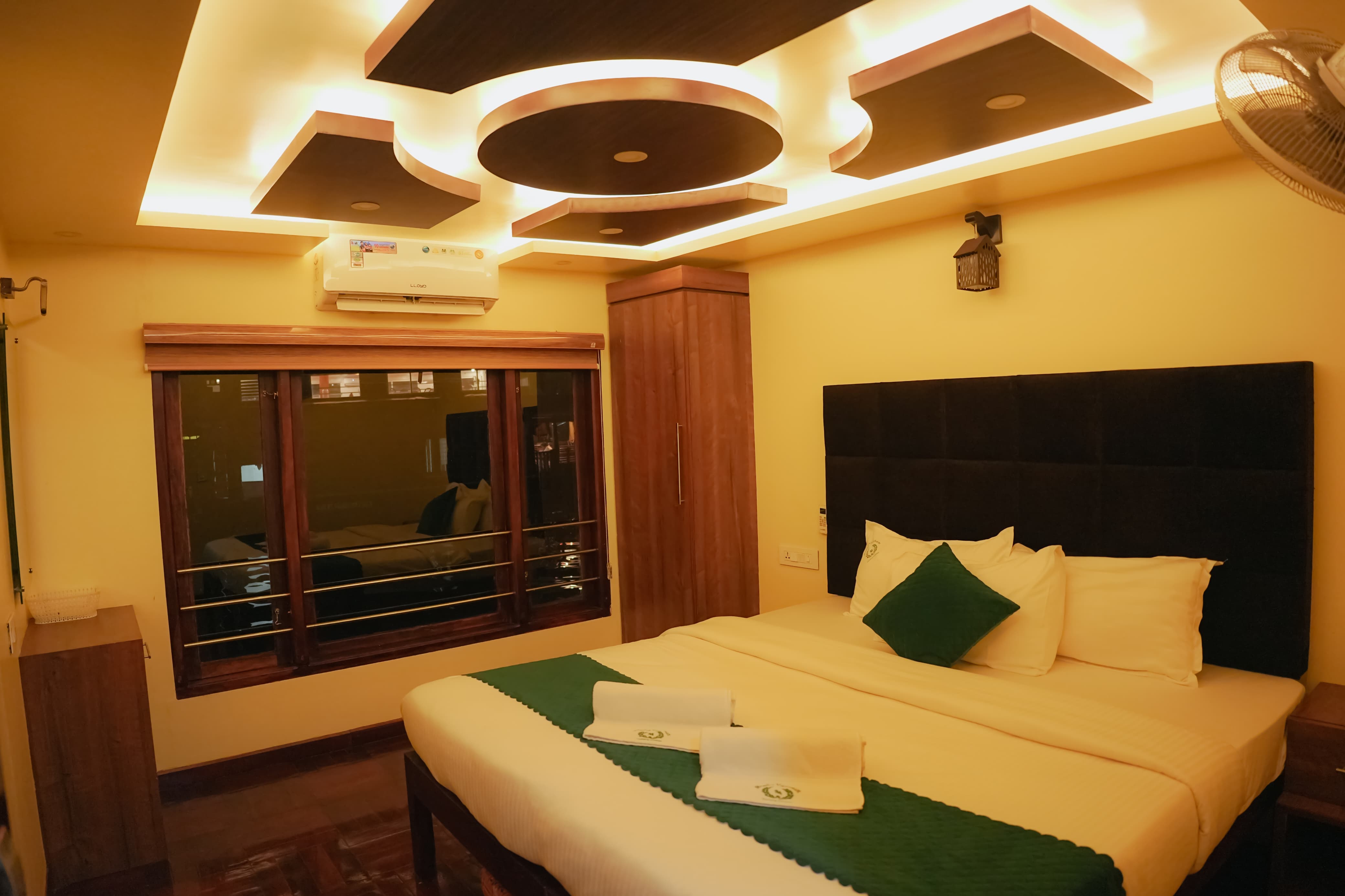 Meghavarsham House boat - Tap to explore photos