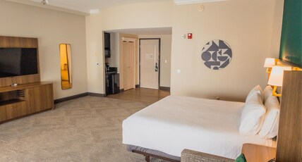 Holiday Inn Macon North, an IHG Hotel Room Type - 1 Kng Stndrd Comm Mobil Access Roll Shwr Holiday Inn Macon North, an IHG Hotel Room Type - 1 Kng Stndrd Comm Mobil Access Roll Shwr