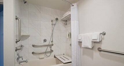 Hilton Garden Inn Charleston Waterfront/Downtown Room Type - 2QN MOB HEARING ACC W TUB