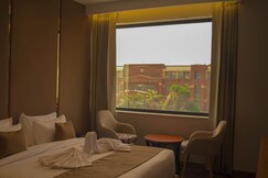 Kamay The Premium - Near Artemis, Medanta Hospital & Huda city centre - 10 mins Drive