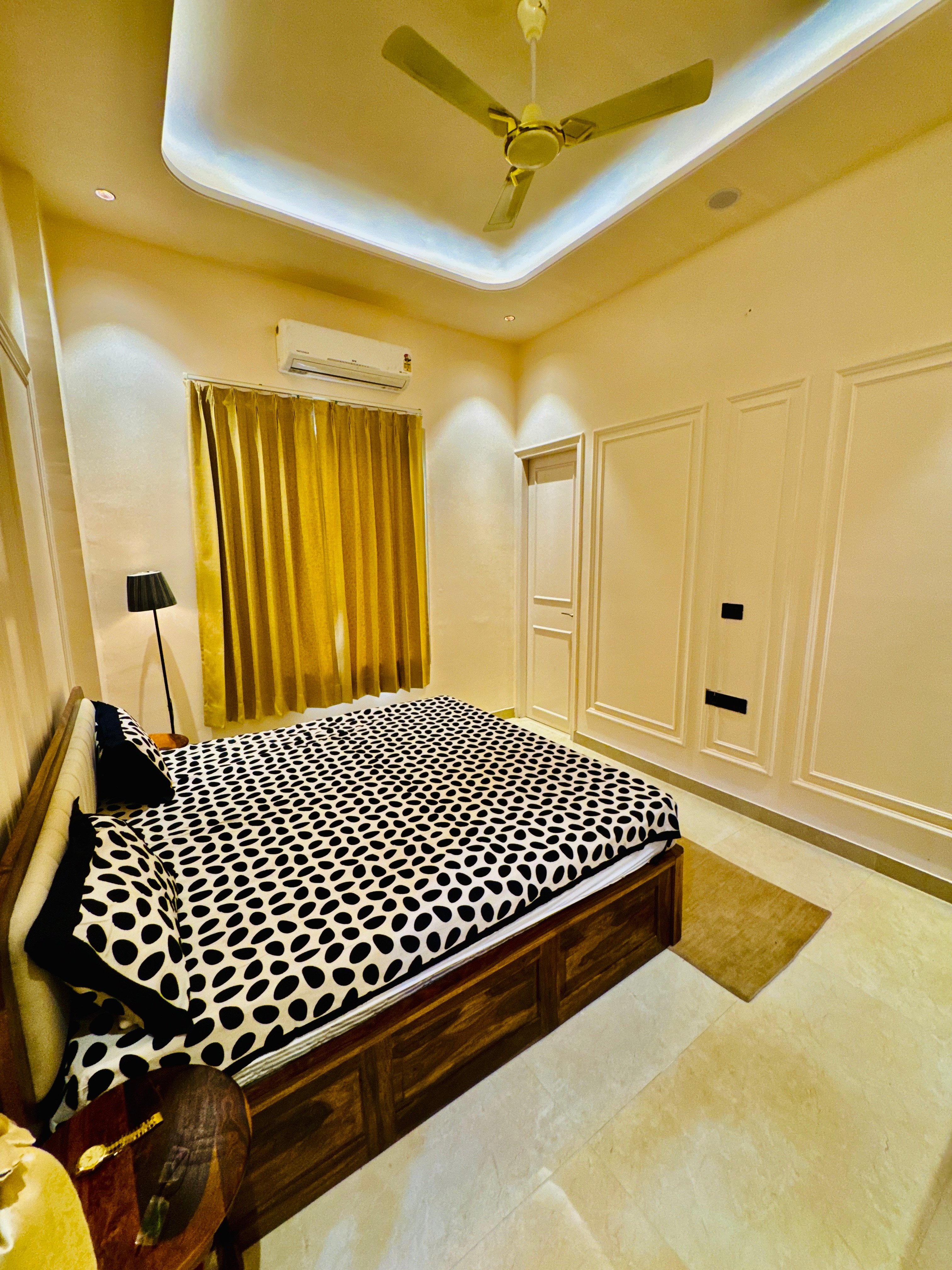 FLY VIEW Garden Home with Airport Runway View Stay - Tap to explore photos