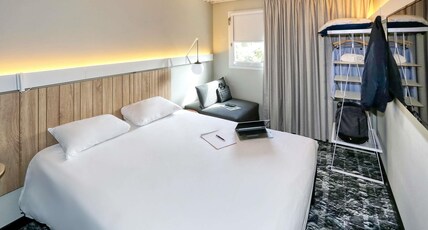 ibis Biarritz Anglet Aeroport Room Type - Standard Room with one double bed and one single bed ibis Biarritz Anglet Aeroport Room Type - Standard Room with one double bed and one single bed