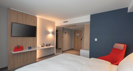 Holiday Inn Express KREFELD - DUSSELDORF Room Type - 1 Queen Bed Standard Pet Friendly