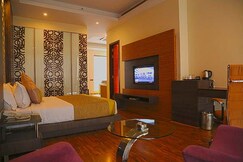 Palm Green Hotel & Resorts with Pool & Lawn