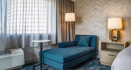 DoubleTree by Hilton LAX - El Segundo Room Type - 1 KING CORNER OVERSIZED