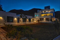 Sandstone Villa by Ebonystays