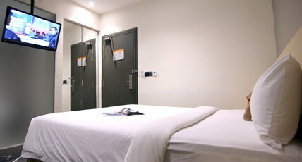 Pacific Express Hotel Central Market Room Type - Standard Room (No Window) (Queen Bed)