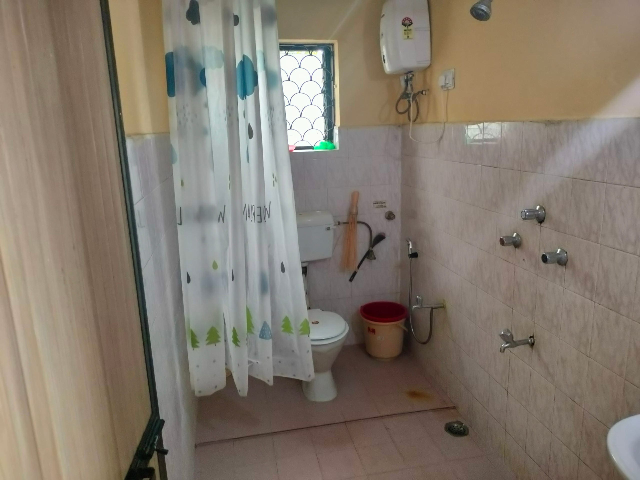 2bk wi fi inverter parking nr Baga Beach Goa - Tap to explore photos