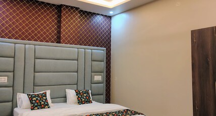 HOTEL TARACHAND & BANQUET HALL Room Type - Peregrine Room