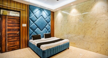 Anand Mangalam Hotel Room Type - Luxury King Bed Room with City View