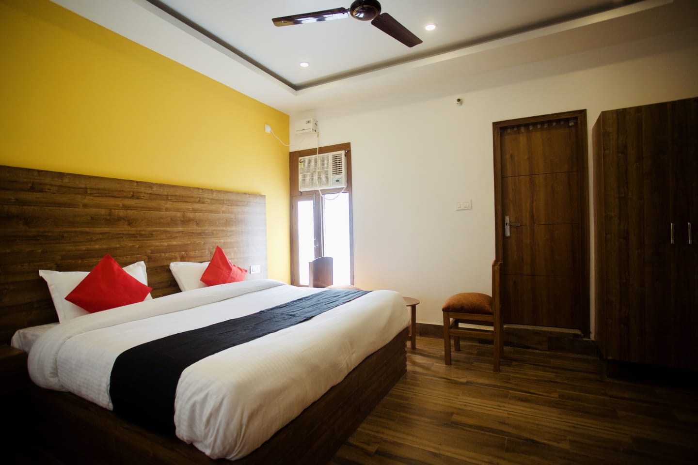 Lushy Days Hotel Nanda - Tap to explore photos