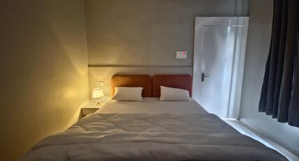 Niwaas Stay Room Type - Deluxe Luxury AC bedroom 2