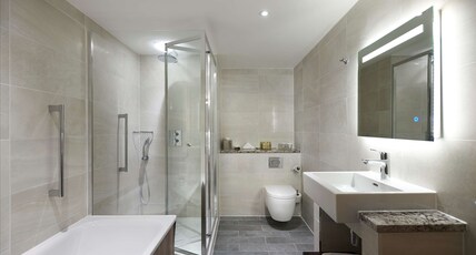 DoubleTree by Hilton Hotel London ExCel Room Type - DELUXE SUITE W WATER VIEW