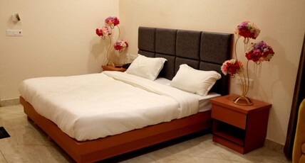 AJ's Arcade Room Type - Deluxe Double room