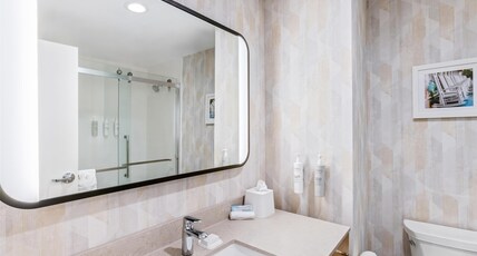 Hampton Inn St Ignace Lakefront Mackinac Room Type - 1 KNG W SOFABD AND BALCONY