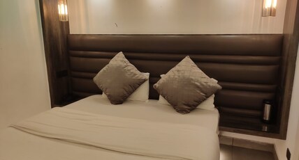 ELFIN | Lake Facing Premium Stay Mall Road Room Type - The Platinum Room