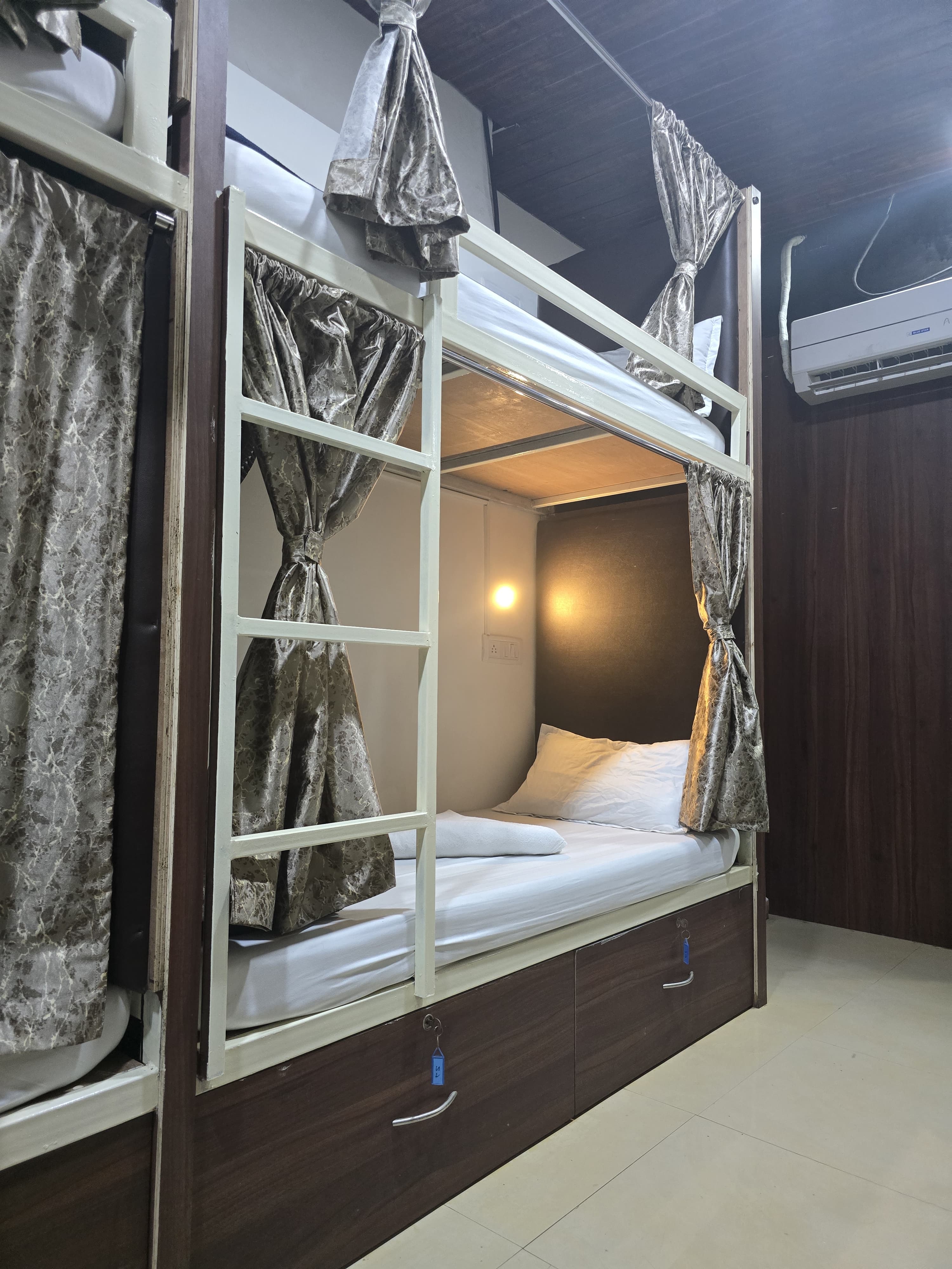 New Blossom Dormitory AC 24 HOURS - Tap to explore photos