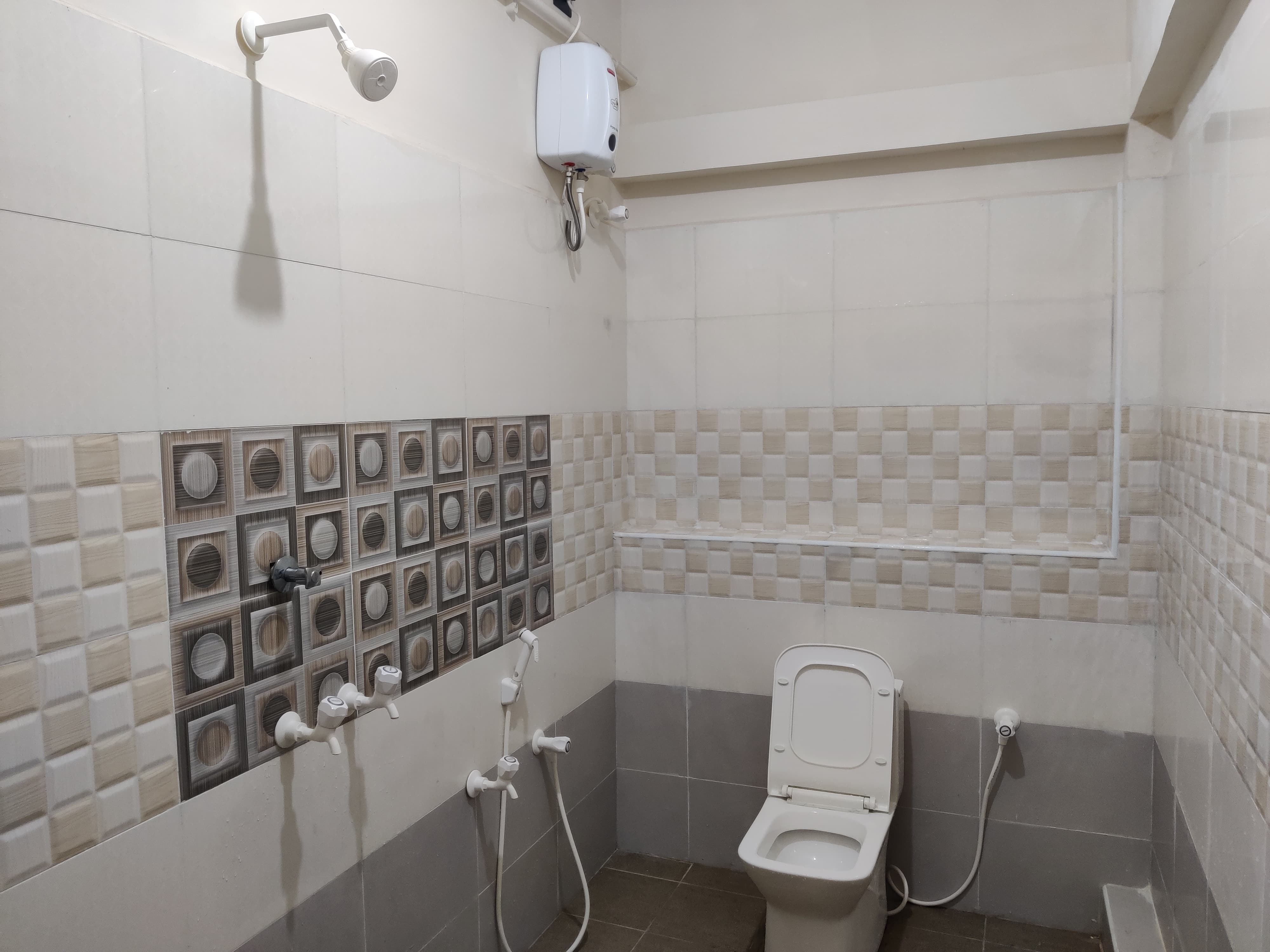 Thanesh Residency & Lodge - Tap to explore photos