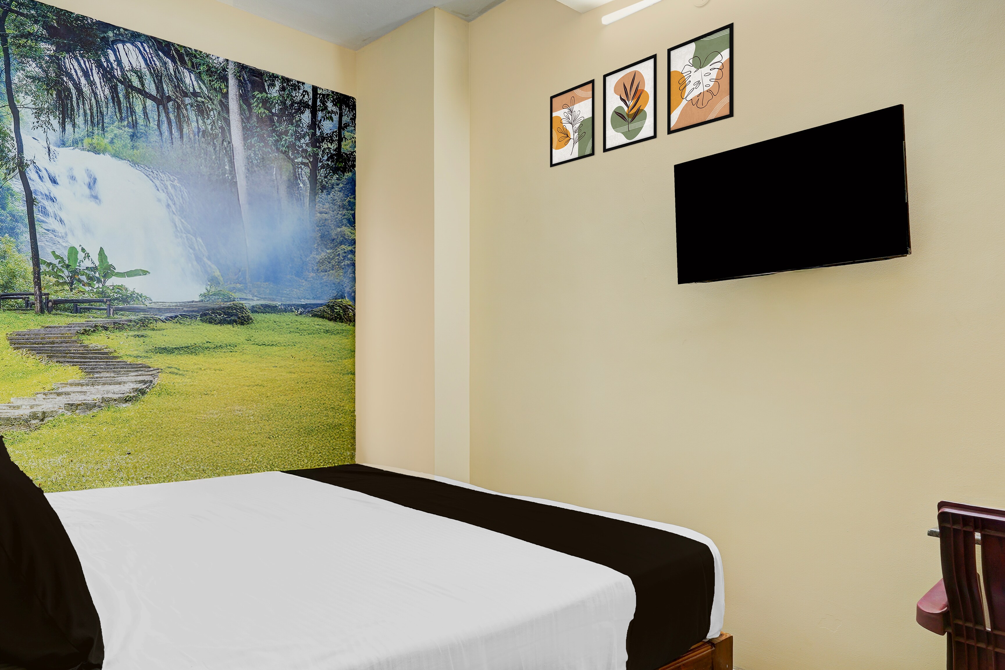 Super Hotel O Karanodai Formerly Sri Vari Rooms - Tap to explore photos