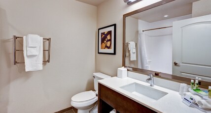 Holiday Inn Express & Suites Manhattan, an Ihg Hotel Room Type - 2 Queen Standard Communications Accessible