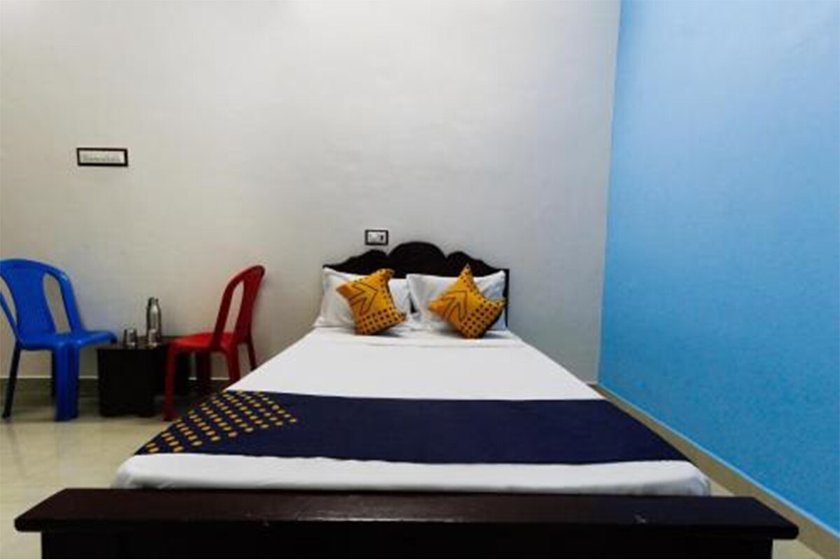 SRI THIRUMALAI MAHAL ROOMS - Tap to explore photos