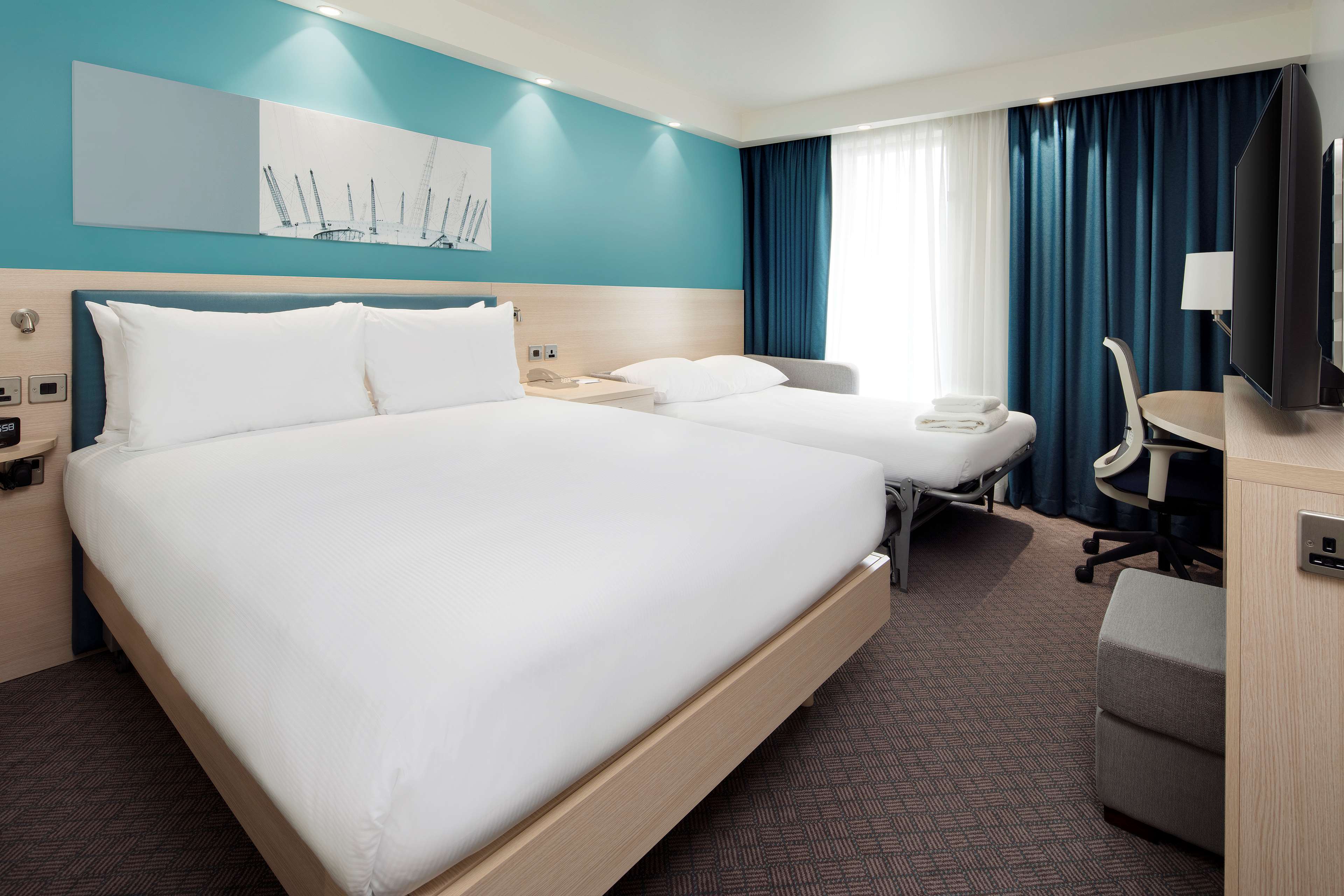 Hampton by Hilton London Docklands - Tap to explore photos