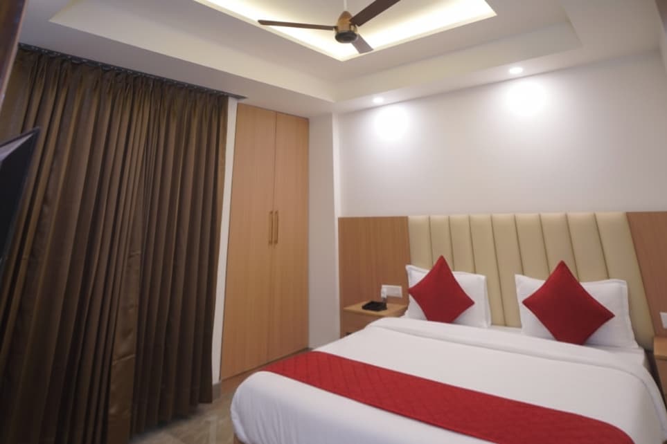 Hotel University || Near ISBT Kashmiri Gate - Tap to explore photos