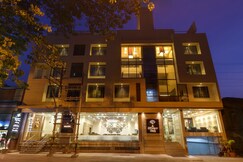 Hotel Silver Oak 7 Minutes Walk to Mahalaxmi Temple