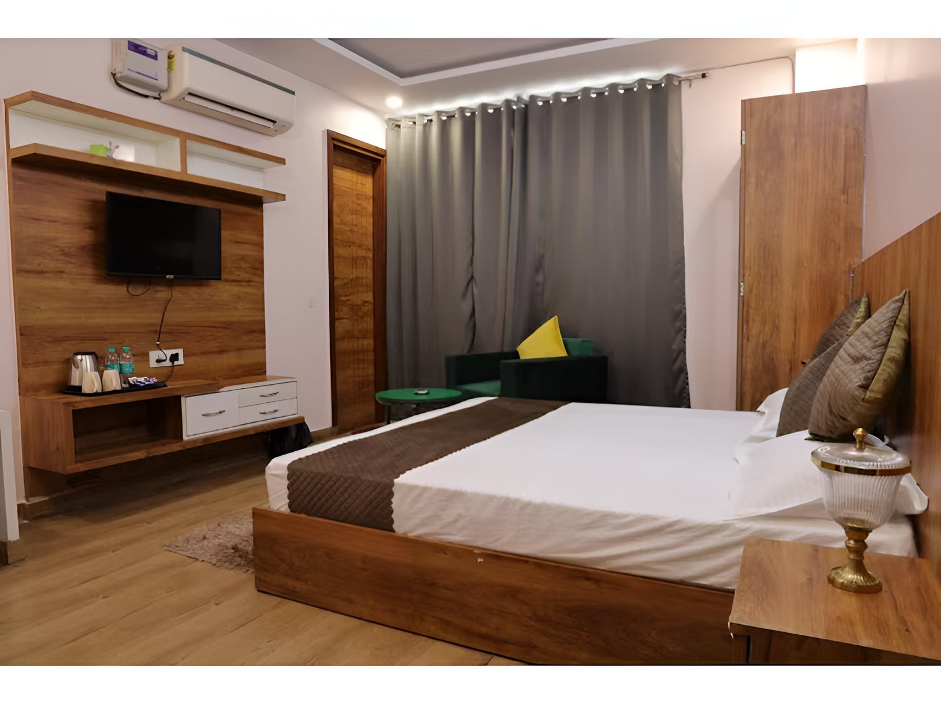Sandalwood Hotel | Sec-38, Near Medanta Medicity - Tap to explore photos